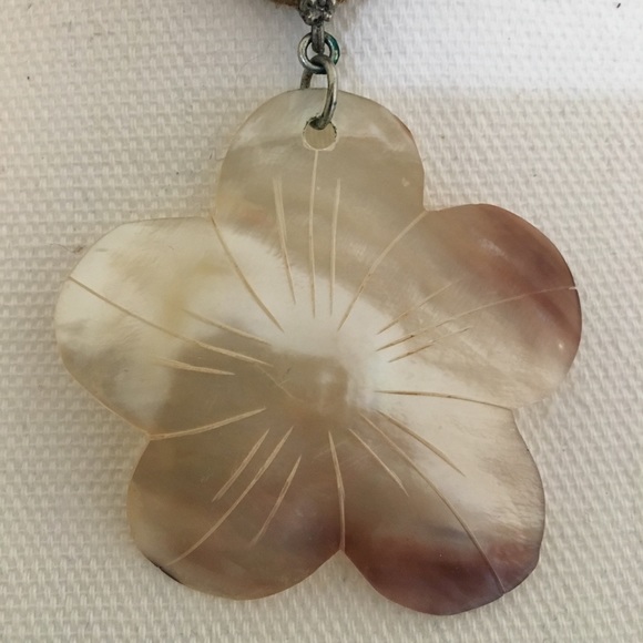 Handmade Flower Shell Choker - Picture 3 of 6